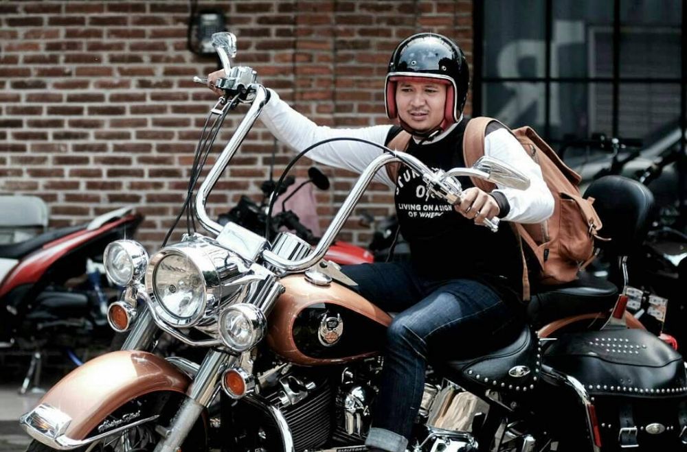 10 Gaya kece Saugi Balfas, suami ganteng Chef Aiko yang gemar touring