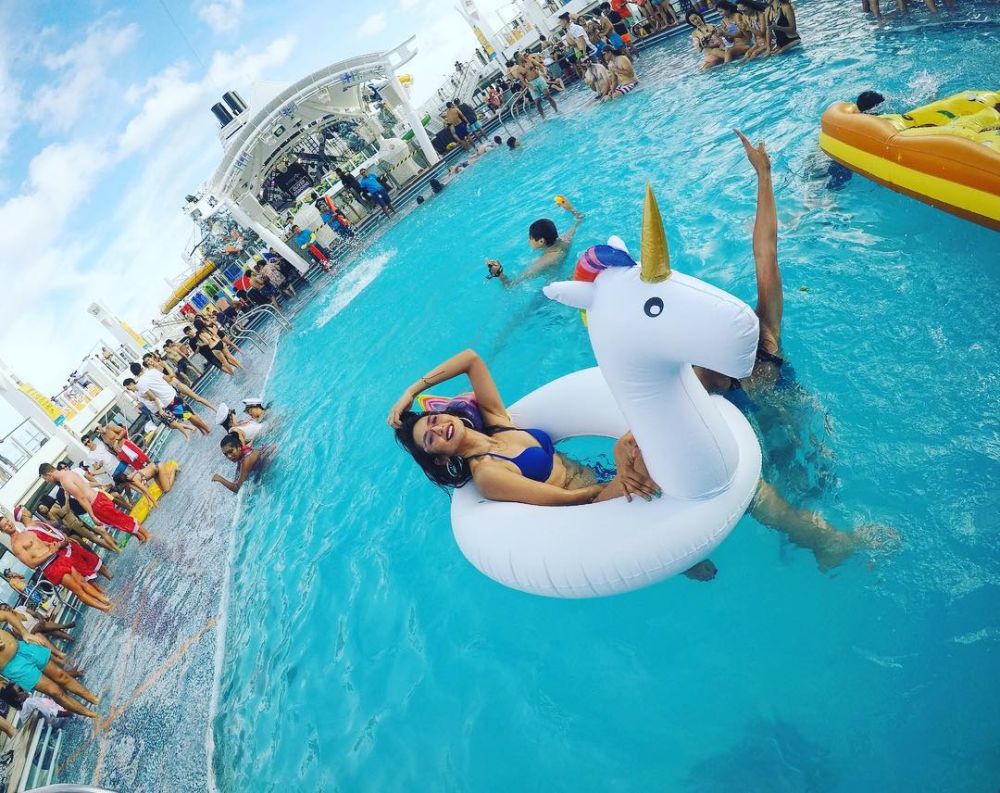 10 Bukti Maria Selena tak bisa jauh-jauh dari air, awas salah fokus