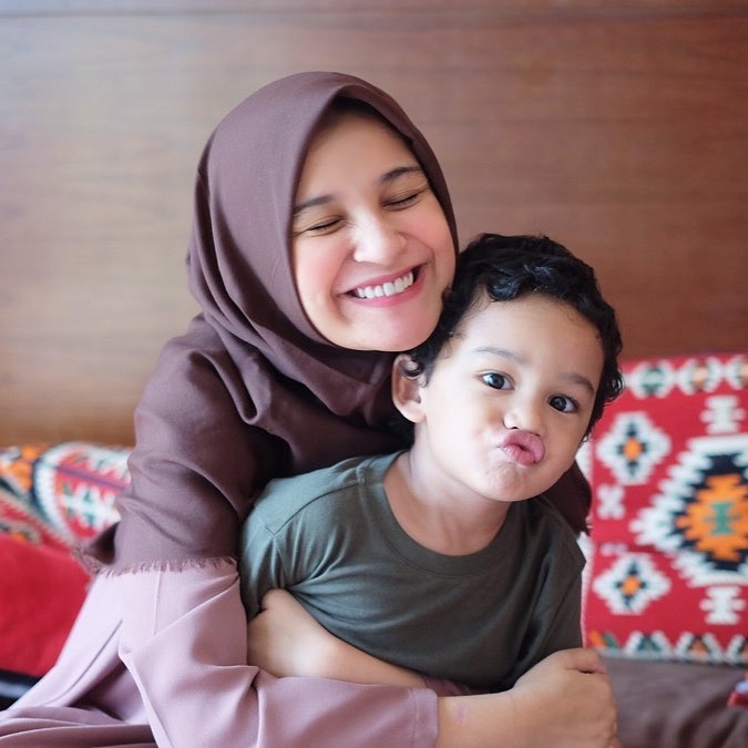10 Potret Shireen Sungkar asuh kedua buah hatinya, keibuan banget