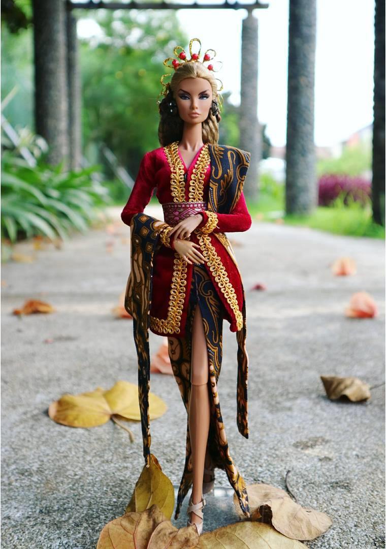 10 Potret boneka Barbie berbusana kebaya ini cantiknya ngalahin model