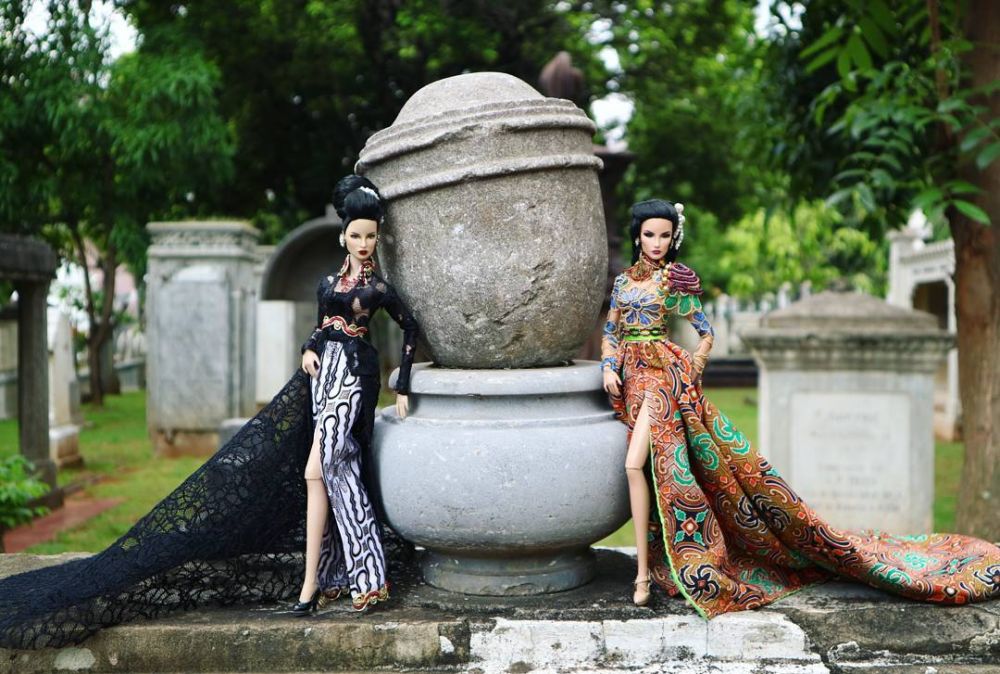 10 Potret boneka Barbie berbusana kebaya ini cantiknya ngalahin model