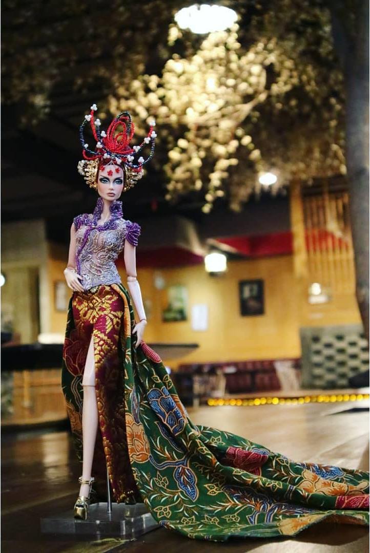10 Potret boneka Barbie berbusana kebaya ini cantiknya ngalahin model