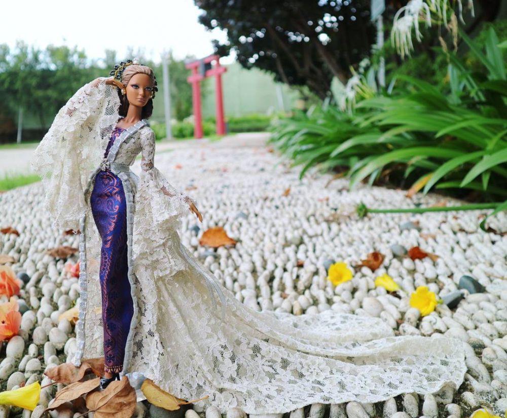 10 Potret boneka Barbie berbusana kebaya ini cantiknya ngalahin model