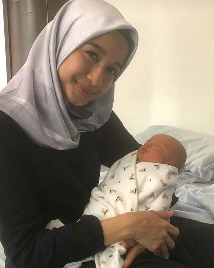 7 Rona bahagia Laudya Bella gendong bayi, tampak penyayang banget