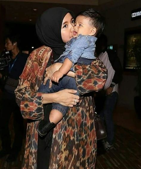 7 Rona bahagia Laudya Bella gendong bayi, tampak penyayang banget