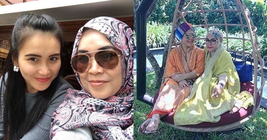 10 Beda gaya ibu Ayu Ting Ting dan ibu Syahrini yang stylish abis