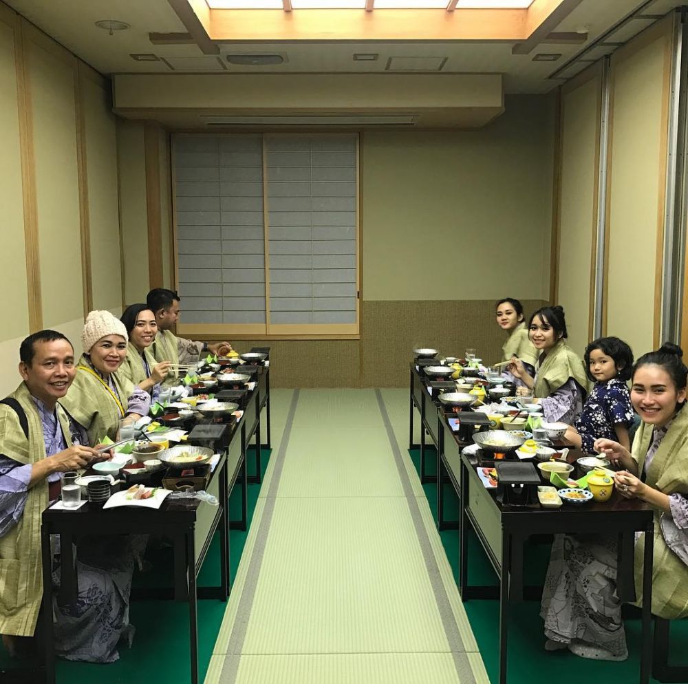 10 Momen liburan keluarga Ayu Ting Ting di Jepang, kostumnya kompakan