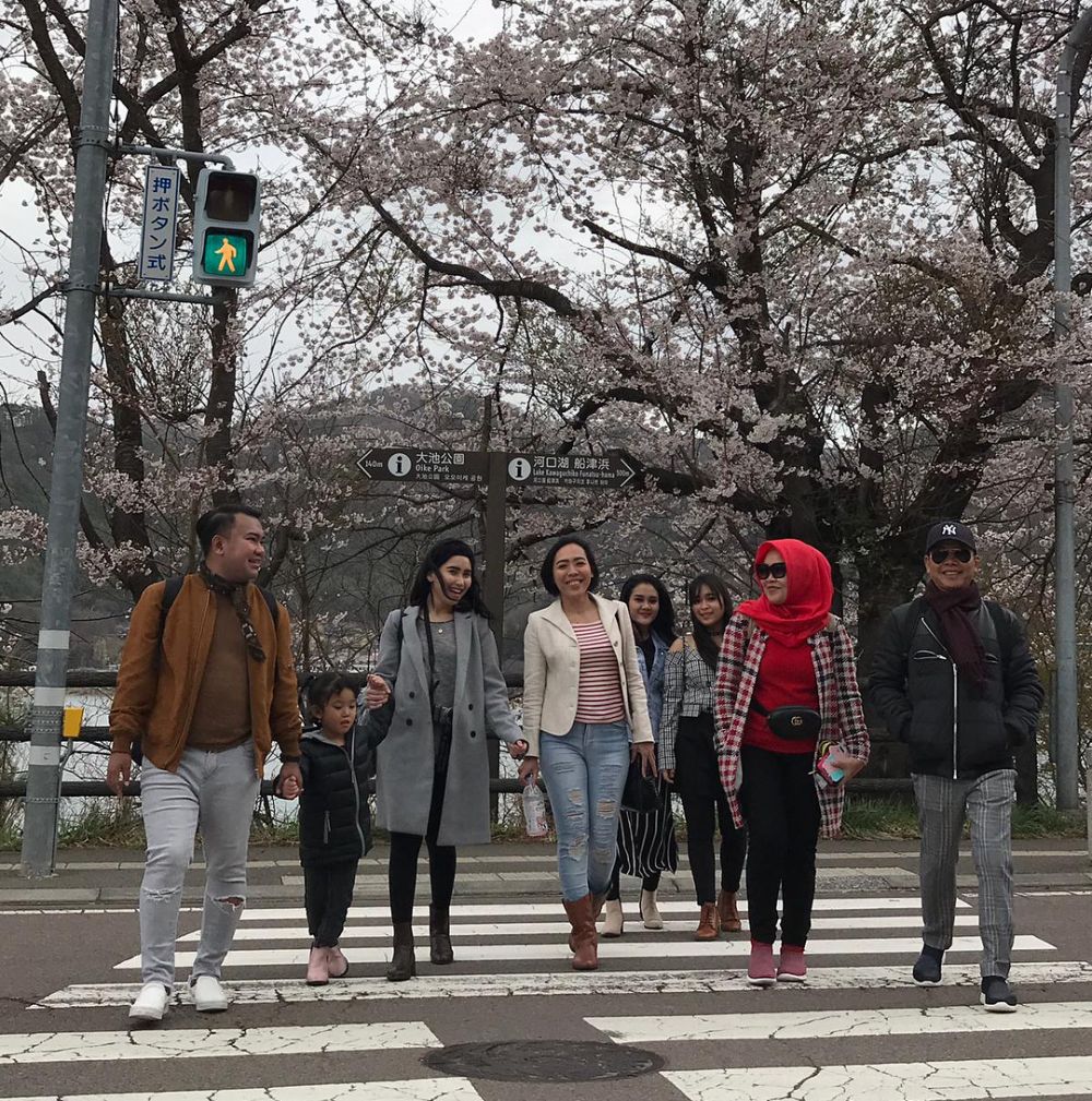 10 Momen liburan keluarga Ayu Ting Ting di Jepang, kostumnya kompakan