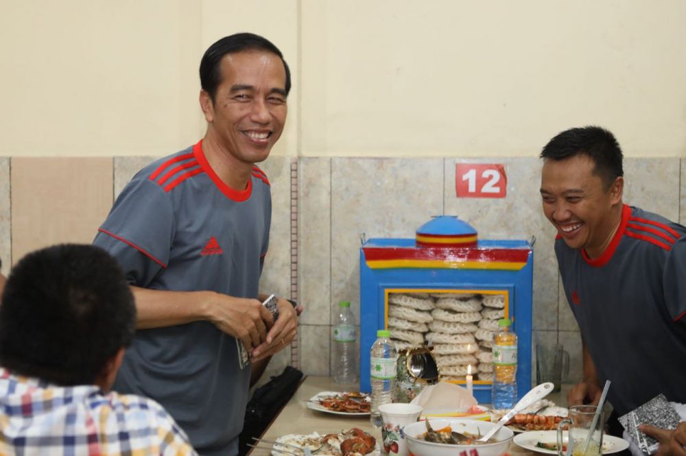 7 Momen Jokowi makan sederhana, ada yang di warung pinggir jalan