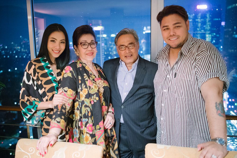 10 Potret kedekatan Ivan Gunawan dengan model Thailand, pacaran nih? 