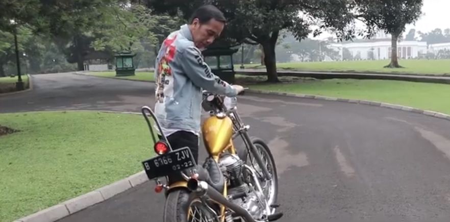 7 Jaket hits yang dikenakan Jokowi, ada yang ala Dilan