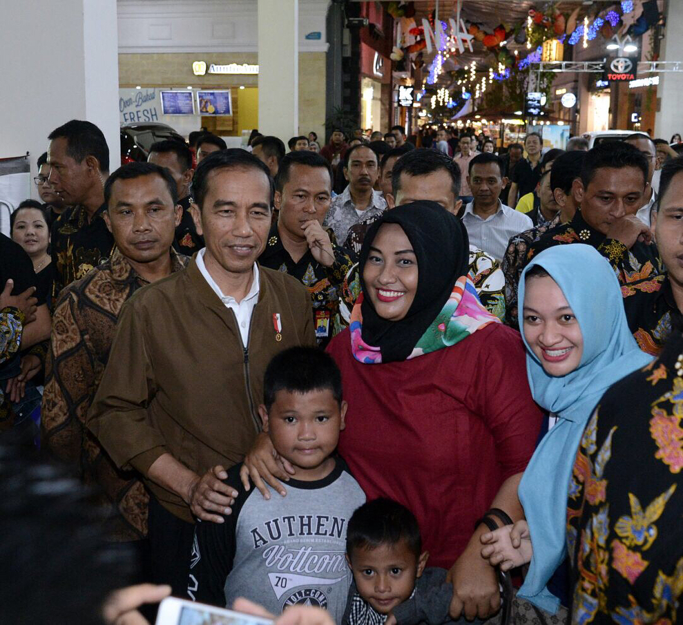 7 Jaket hits yang dikenakan Jokowi, ada yang ala Dilan