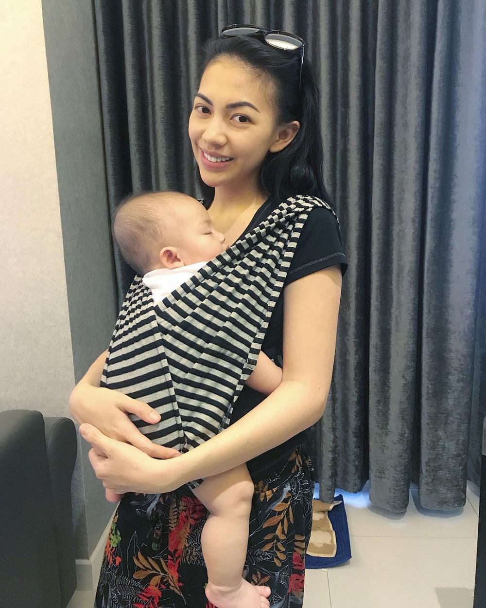 Jadi mama muda, ini 8 gaya Kezia Karamoy momong baby Elfata