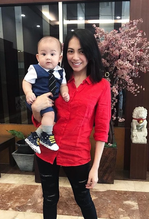 Jadi mama muda, ini 8 gaya Kezia Karamoy momong baby Elfata