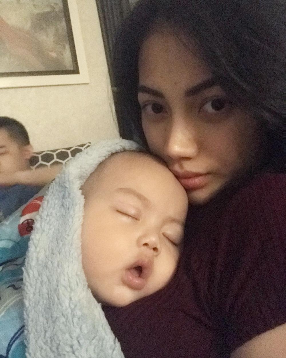 Jadi mama muda, ini 8 gaya Kezia Karamoy momong baby Elfata