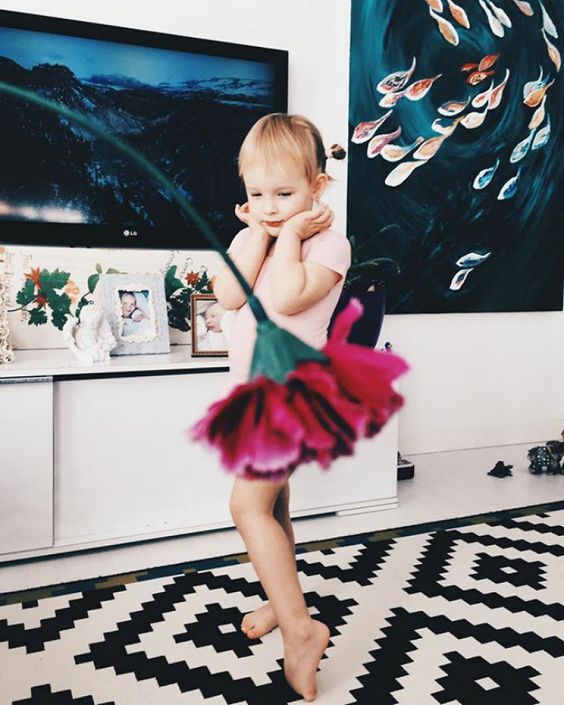 10 Foto ilusi perspektif gaun dari bunga ini hasilnya cantik abis