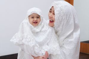 Baru usia 4 bulan, 4 momen Qiandra pakai mukena ini gemes banget