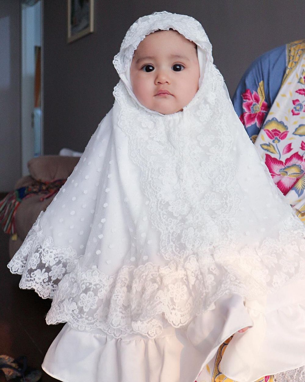 Baru usia 4 bulan, 4 momen Qiandra pakai mukena ini gemes banget