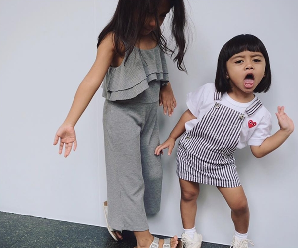 10 Pose imut Liora, cucu Yuni Shara yang posenya bikin gemas maksimal