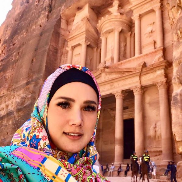 7 Pesona Mulan Jameela dengan balutan hijab, cantiknya bikin adem