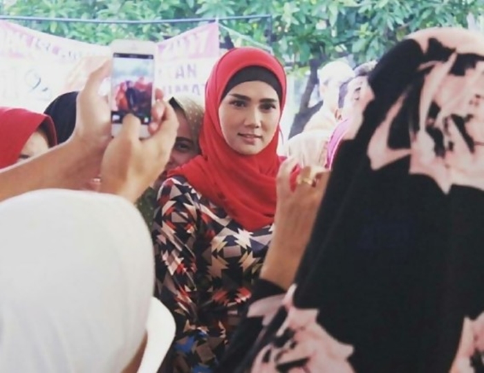 7 Pesona Mulan Jameela dengan balutan hijab, cantiknya bikin adem