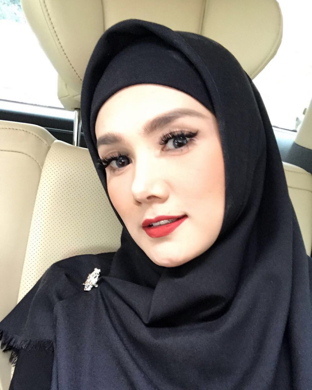 7 Pesona Mulan Jameela dengan balutan hijab, cantiknya bikin adem