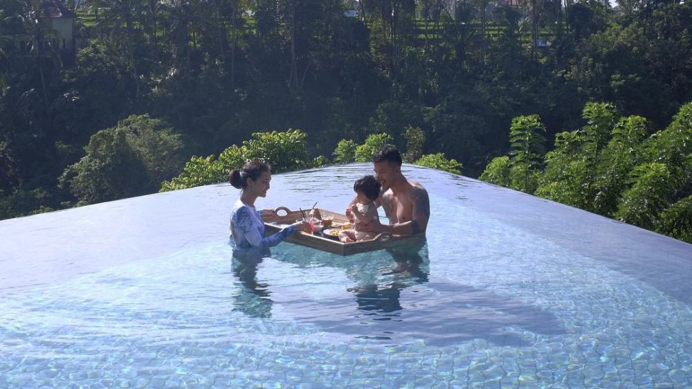 Potret keseruan 7 pasangan selebriti berenang bersama anak, bikin iri
