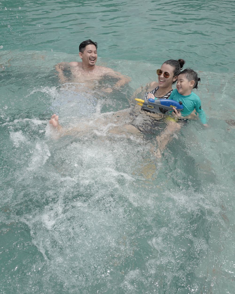 Potret keseruan 7 pasangan selebriti berenang bersama anak, bikin iri