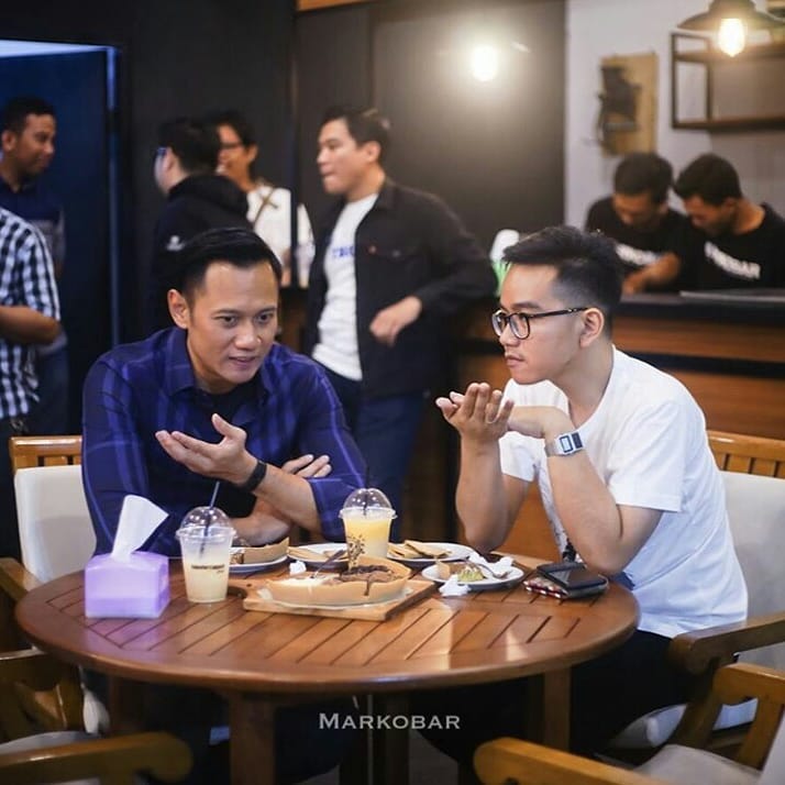 5 Momen kehangatan Gibran dengan Agus Yudhoyono, makan martabak bareng