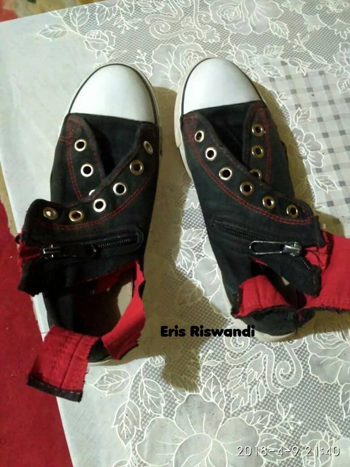 Ada sedikit warna merah, seorang guru tega rusak sepatu muridnya