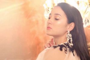Cantik dan seksi, ini 9 potret Julie Estelle pamer punggung