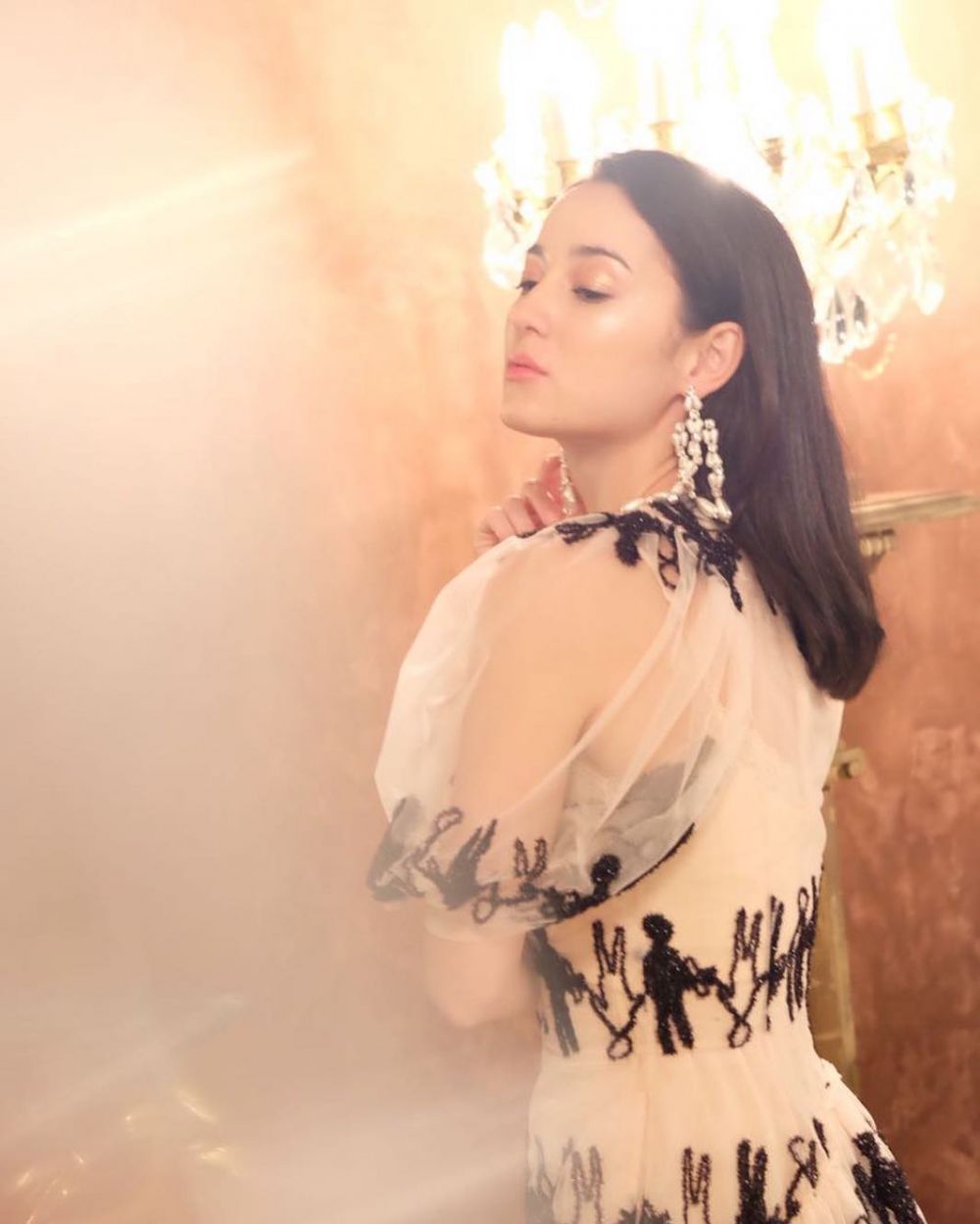 Cantik dan seksi, ini 9 potret Julie Estelle pamer punggung