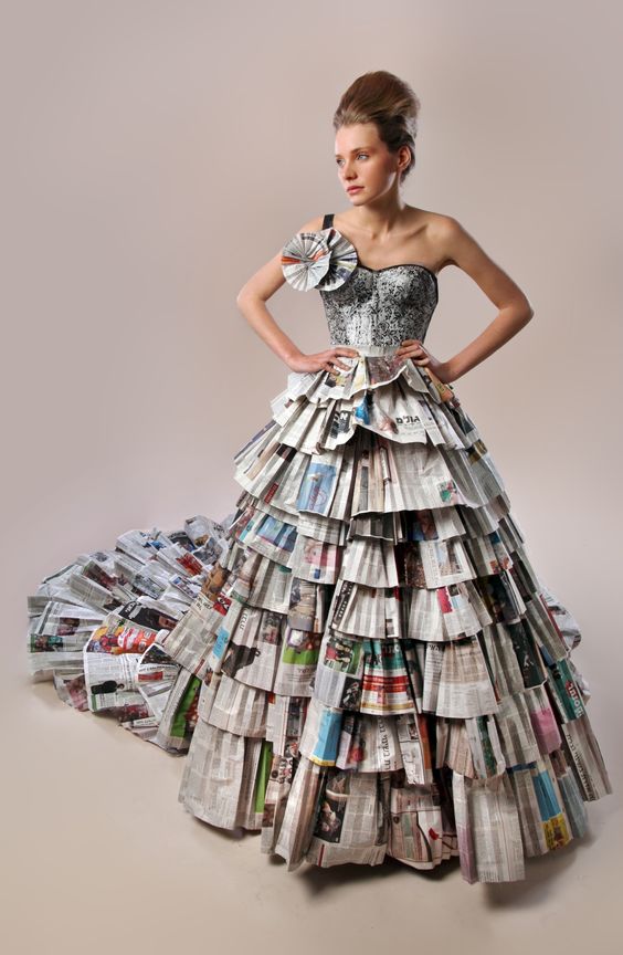 9 Gaun indah ini terbuat dari bekas surat kabar, detailnya keren parah