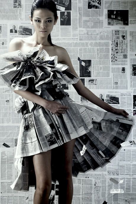 9 Gaun indah ini terbuat dari bekas surat kabar, detailnya keren parah