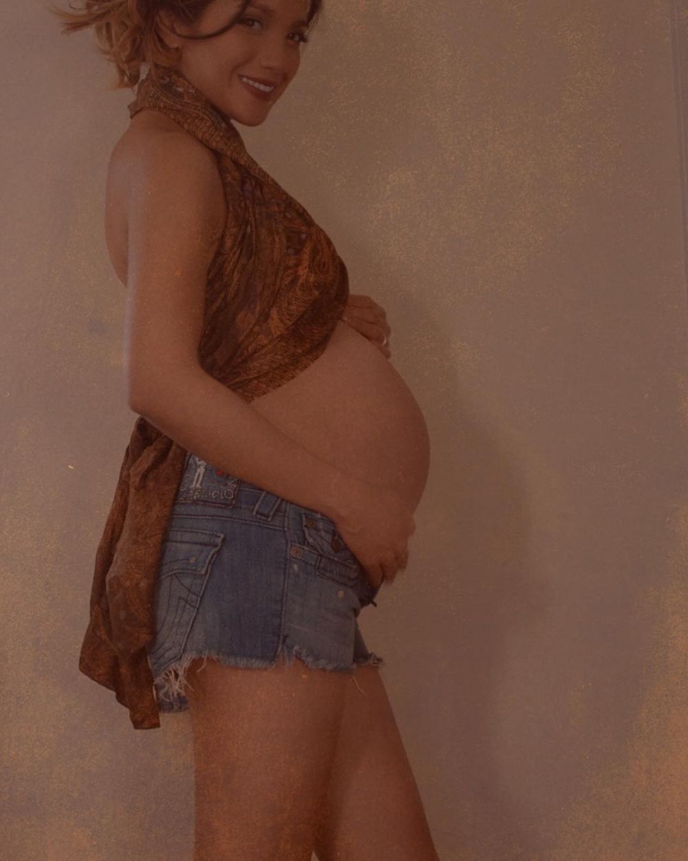 Potret maternity 4 seleb pakai celana pendek, tetap seksi saat hamil
