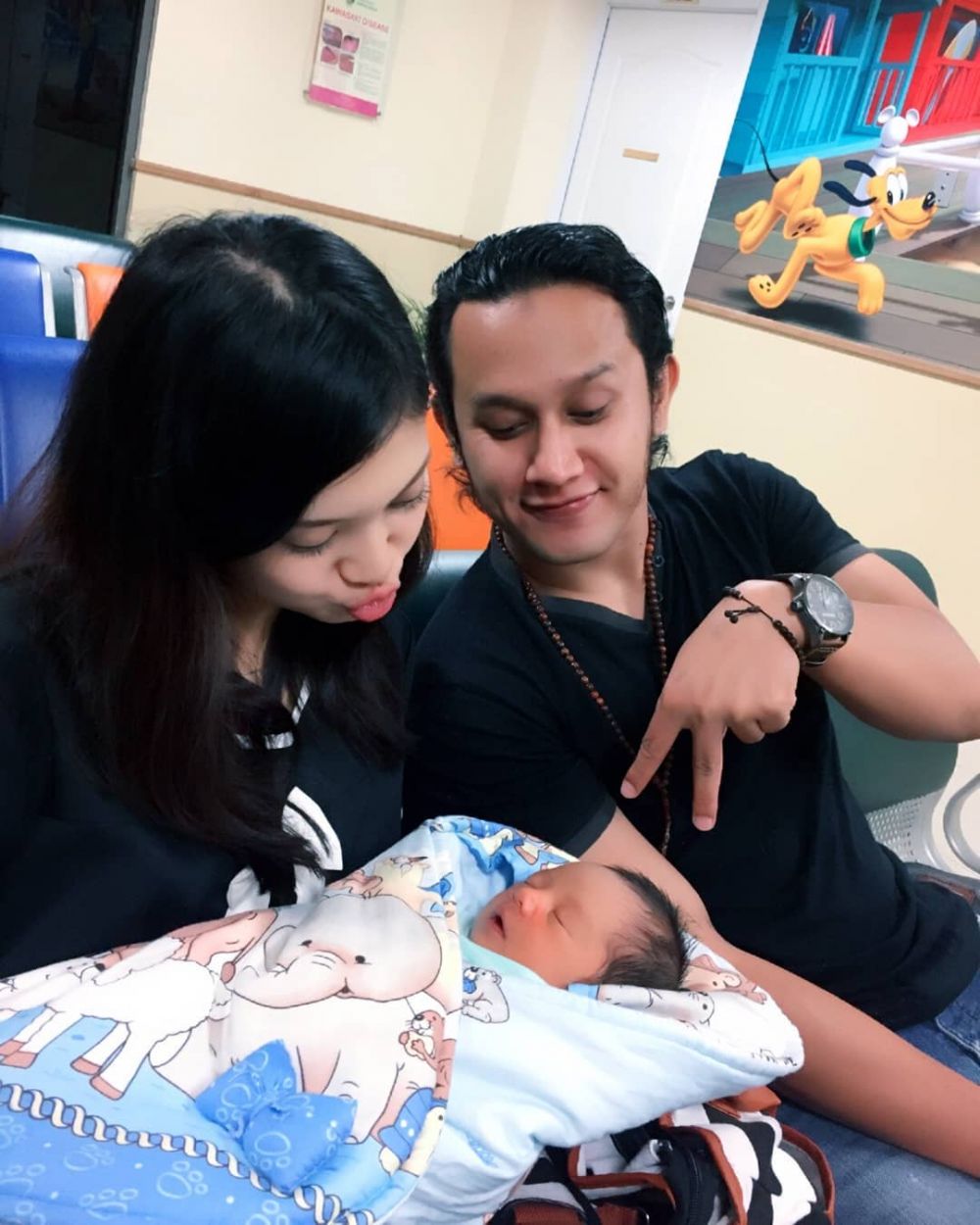 Jadi mama di usia 21 tahun, ini 8 gaya Vinessa Inez momong baby El