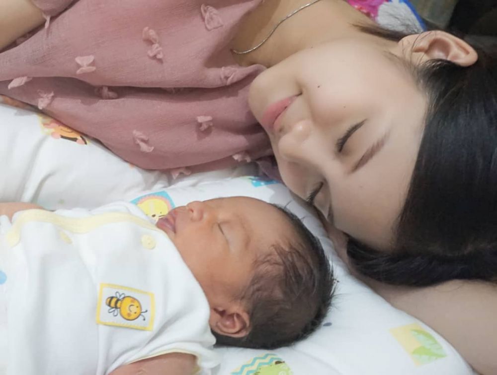 Jadi mama di usia 21 tahun, ini 8 gaya Vinessa Inez momong baby El