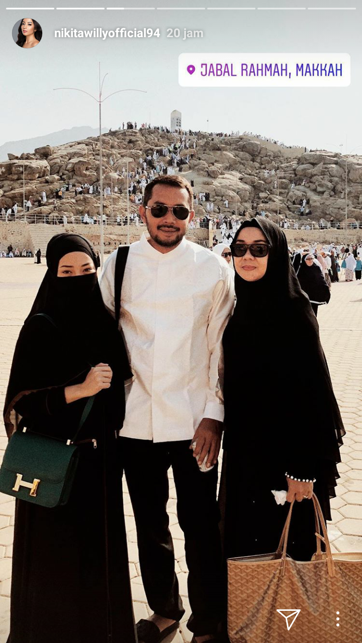 Laksanakan umrah, 5 seleb cantik ini pilih kenakan cadar