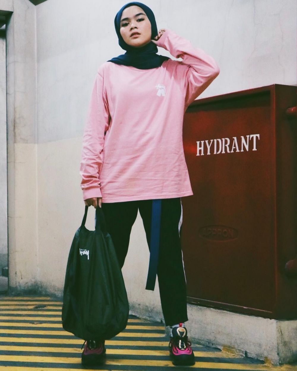 7 Gaya OOTD seleb dengan latar hydrant ini bisa jadi inspirasimu