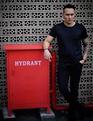 7 Gaya OOTD seleb dengan latar hydrant ini bisa jadi inspirasimu