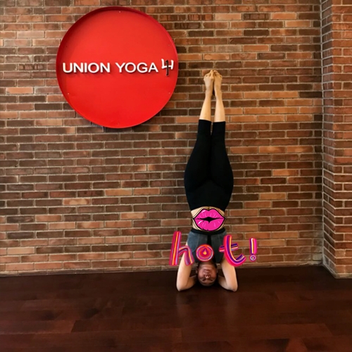 10 Gaya Inul Daratista saat yoga, gerakannya bikin ngilu gimana gitu