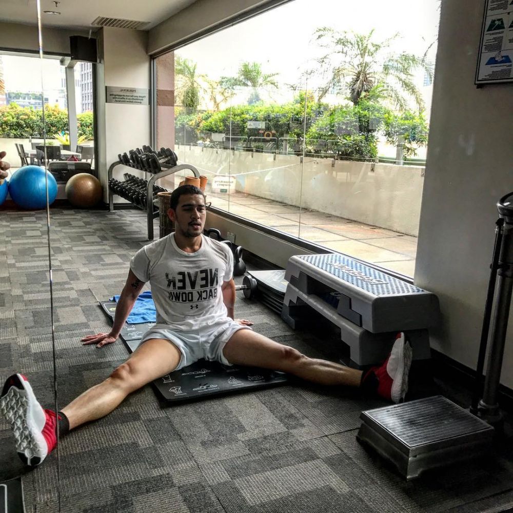 Punya tubuh kekar, ini 8 gaya macho Mario Lawalata saat olahraga