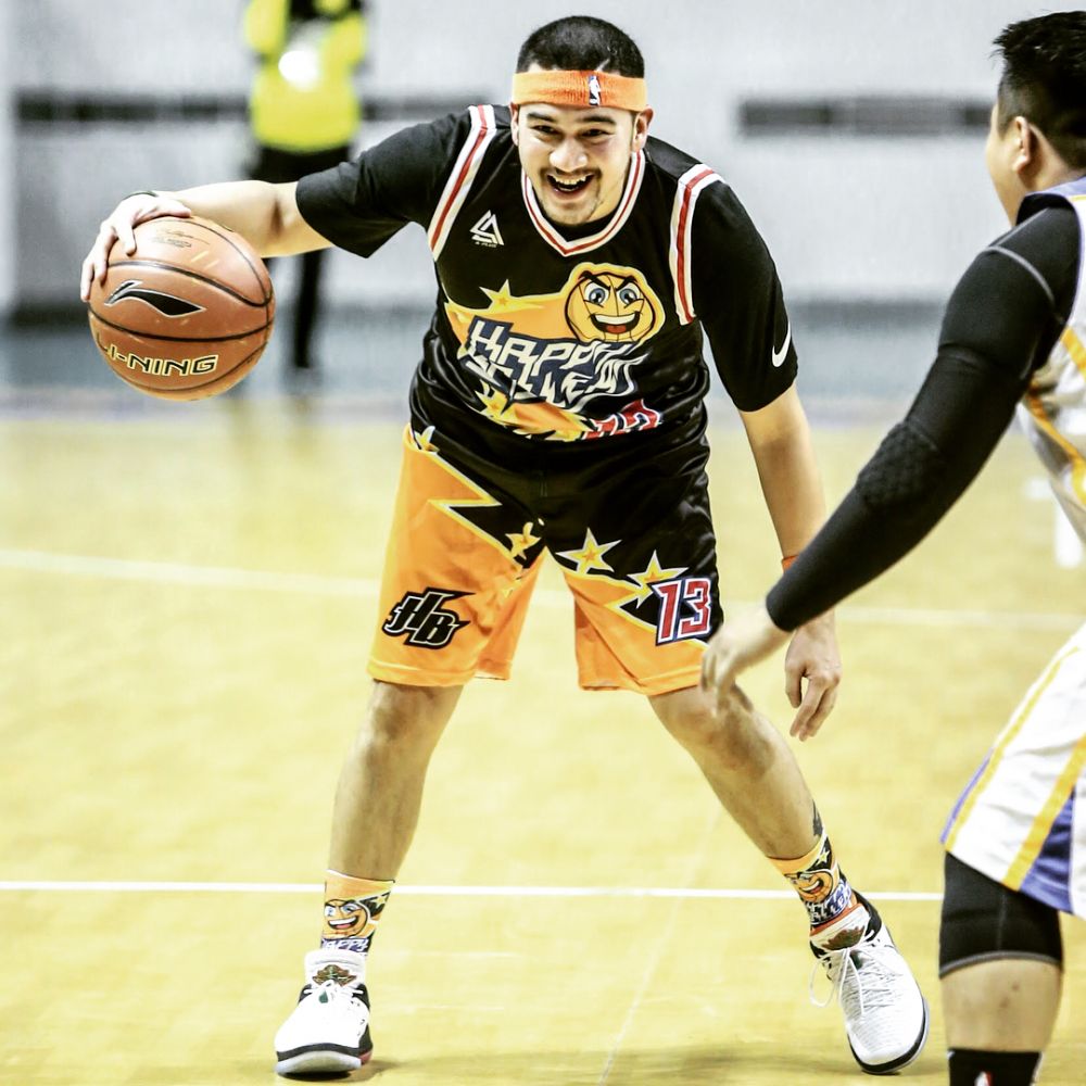 Punya tubuh kekar, ini 8 gaya macho Mario Lawalata saat olahraga