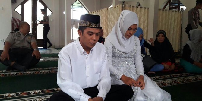 5 Kisah pernikahan di penjara, cinta tak bisa dibatasi jeruji besi