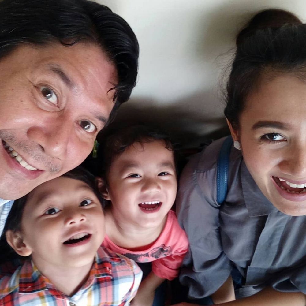 10 Gaya Nini Carlina saat asuh kedua buah hatinya, keibuan banget