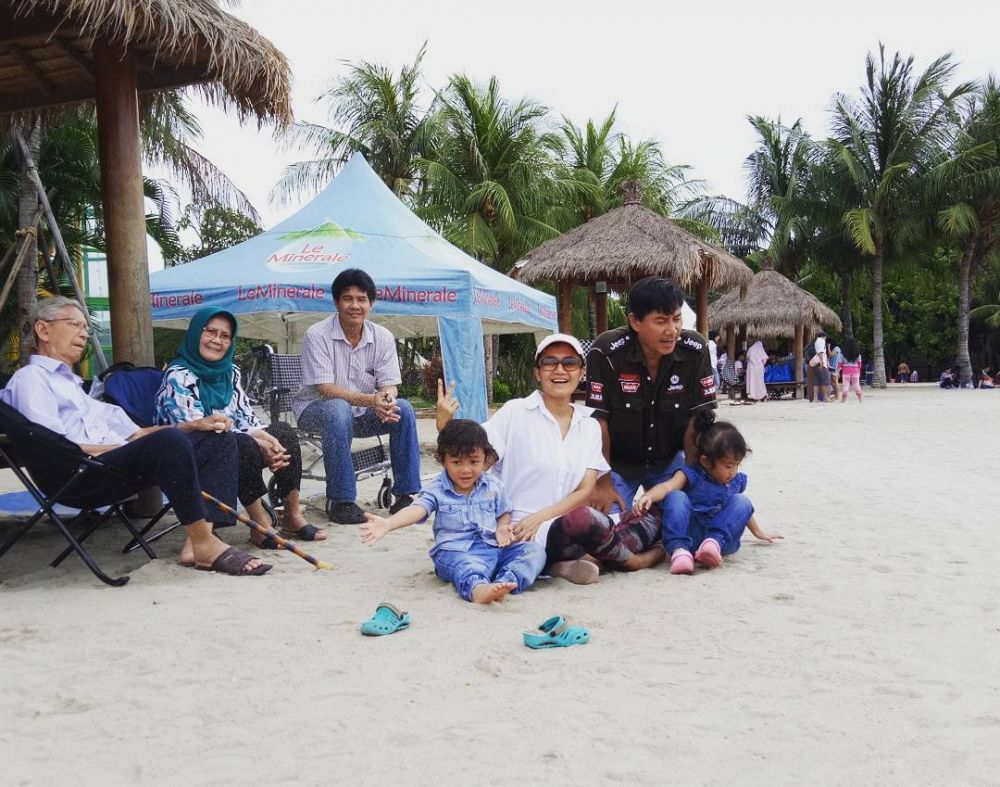 10 Gaya Nini Carlina saat asuh kedua buah hatinya, keibuan banget