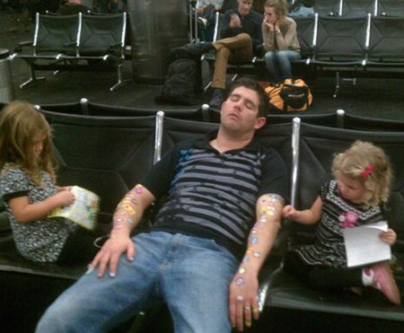 10 Potret orang kelelahan di bandara ini posenya bikin geleng kepala