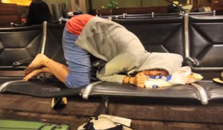 10 Potret orang kelelahan di bandara ini posenya bikin geleng kepala