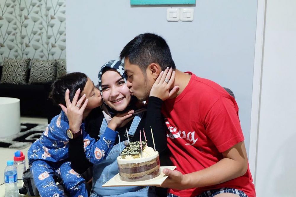 8 Potret harmonis keluarga Ferry Ardiansyah yang jarang terekspos