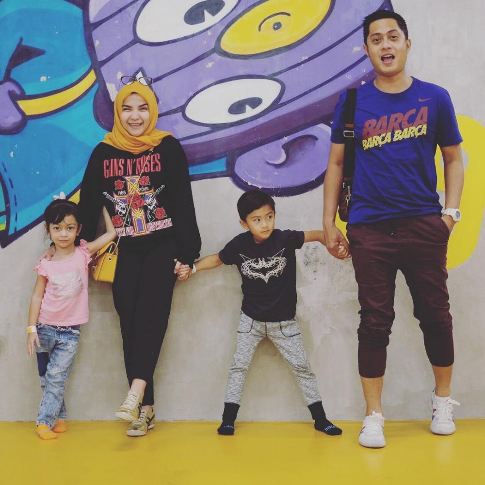 8 Potret harmonis keluarga Ferry Ardiansyah yang jarang terekspos